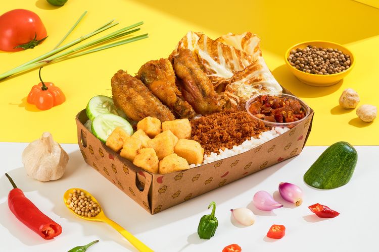 Nasi putih hangat disajikan dengan kulit ayam goreng yang renyah dan sambal pedas menggugah selera, sempurna untuk hidangan makan siang