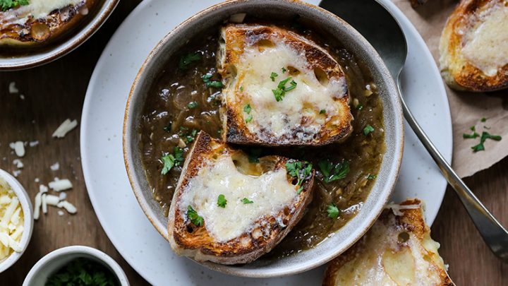 French Onion Soup Keajaiban Hangat dalam Semangkuk