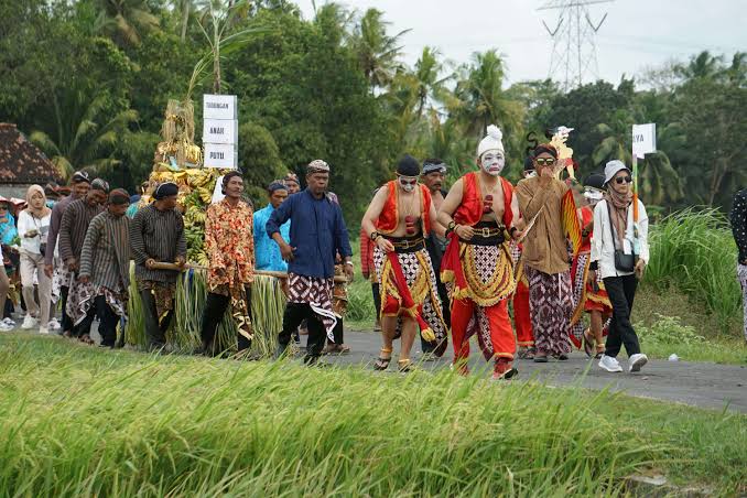 Pelestarian Budaya Daerah Menjaga Warisan yang Bernyawa: Makna Mendalam di Tengah Arus Perubahan